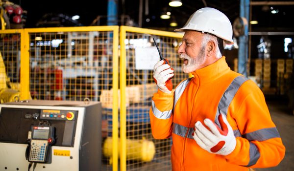 trabalhador-industrial-falando-em-comunicacao-de-radio-controlando-o-processo-de-producao-na-fabrica